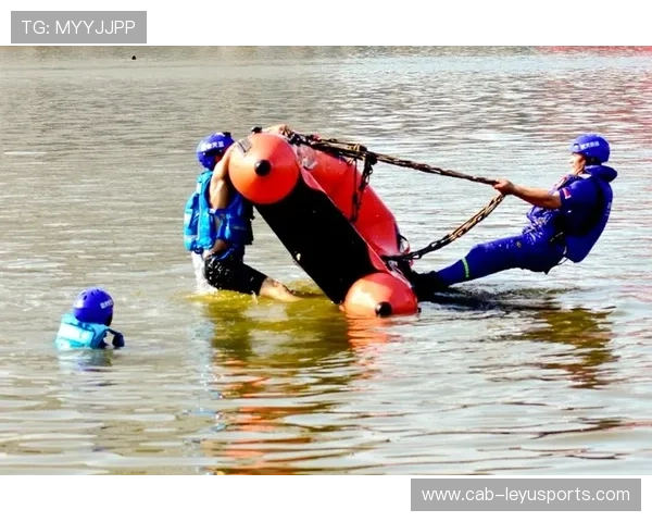 “水上救生：三叉湖游泳馆上演紧张刺激的竞技救援”